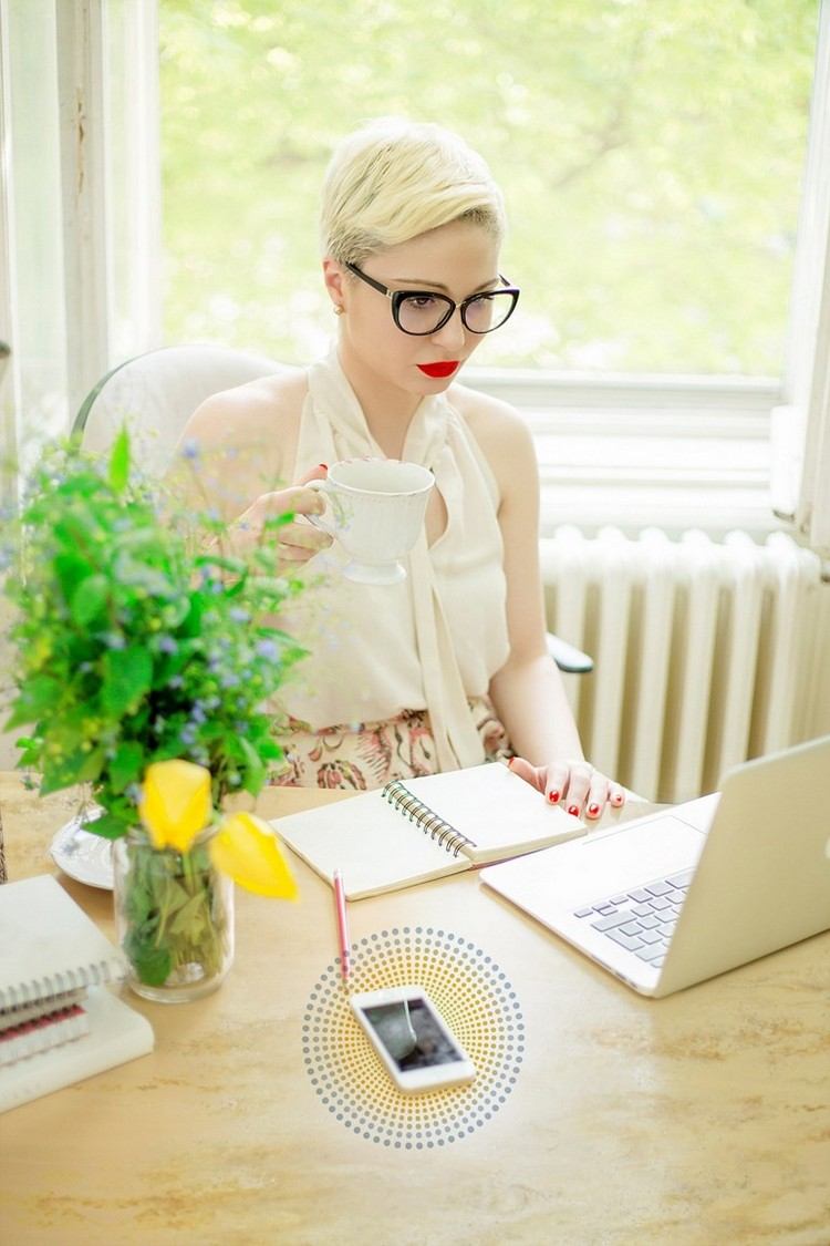 wireless-carregando-corian-countertop-beige-tabletop-desk