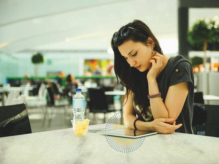 wireless-carregando-corian-table-top-restaurant-ipad-linger