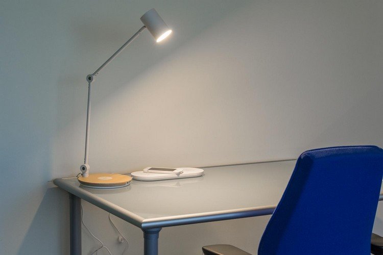 cabos wireless-carregando-ikea-furniture-table-lamp-workspace-sem-emaranhados