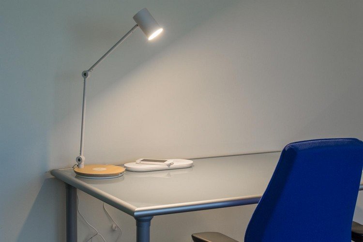 cabos wireless-carregando-ikea-furniture-table-lamp-workspace-sem-emaranhados