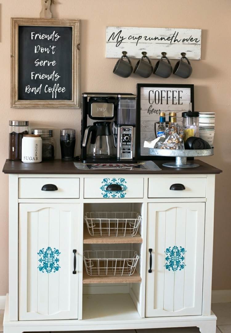 Cozinha armário com mesa de café e cafeteria