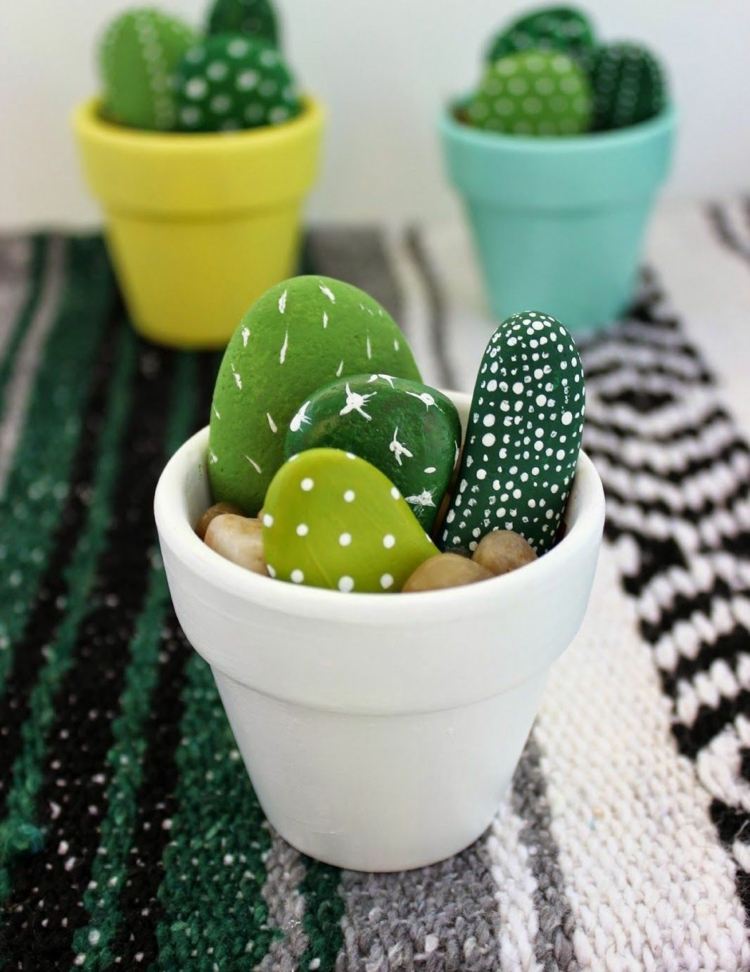 Decoração engraçada de cactos para festas e casas - pinte pedras de rio com tintas acrílicas