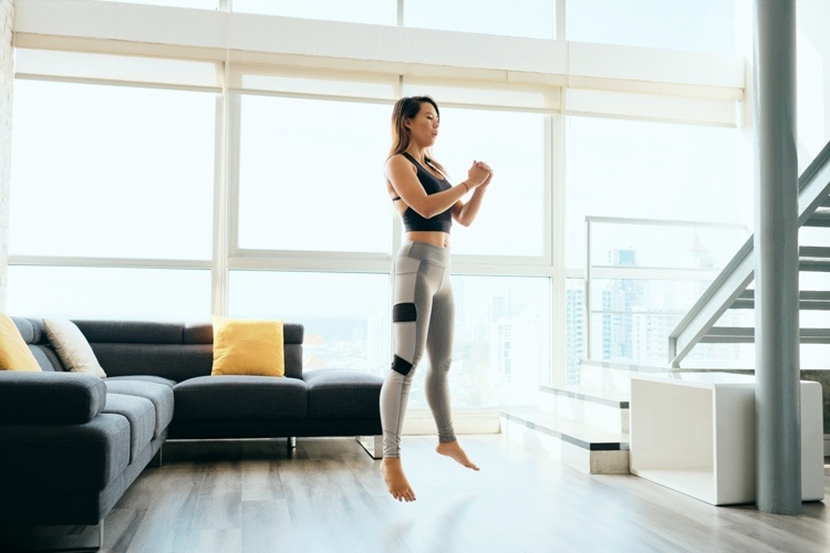 Faça agachamentos em casa e queime calorias