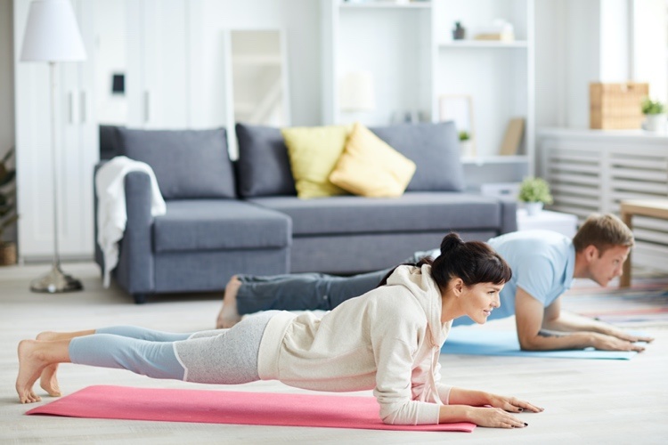 Treino em casa fazendo exercícios de prancha