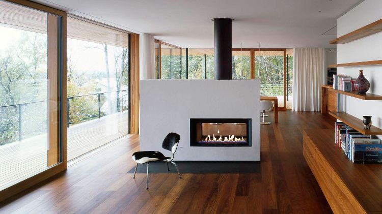 lareira no meio da sala design sala de estar lareira ideias contemporâneas piso de madeira de luxo cadeira de porta de vidro deslizante