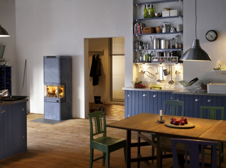 Fogões de pedra-sabão, cozinha estilo country, prateleira embutida em madeira cinza-azulada