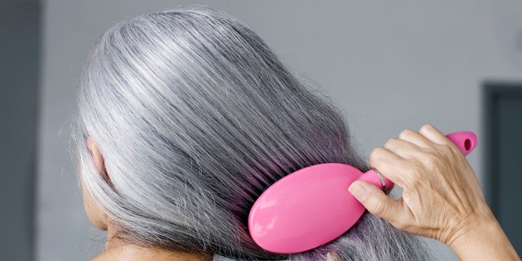 Colorir cabelos grisalhos com chá - possíveis experiências de tintura de cabelo natural