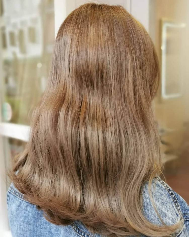 Pode-se usar chá para tingir o cabelo e remover remédios caseiros da cor do cabelo