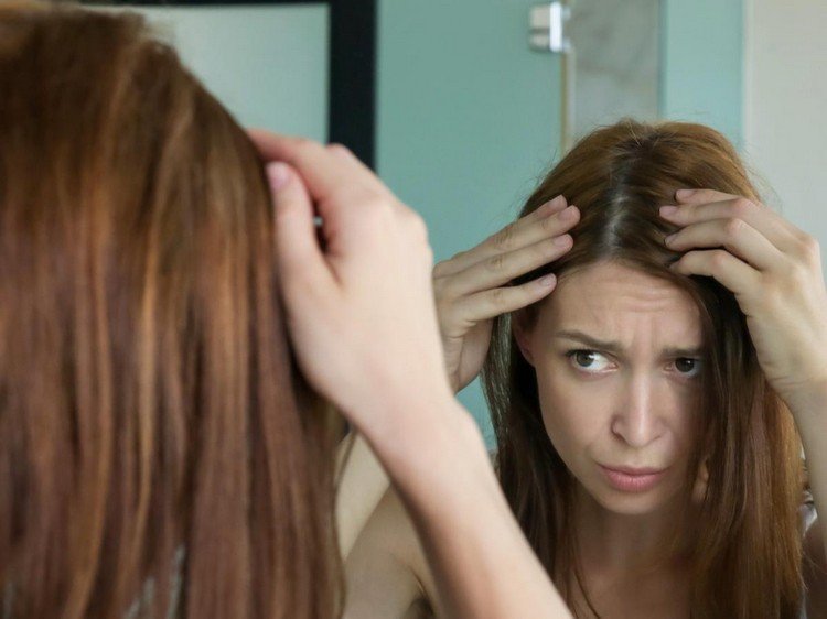 Pinte o cabelo com chá e café para esconder os remédios caseiros grisalhos