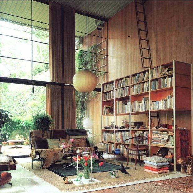 biblioteca com teto alto cores da moda no interior