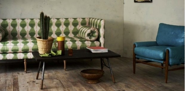 piso de madeira sofá retrô cores da moda no interior