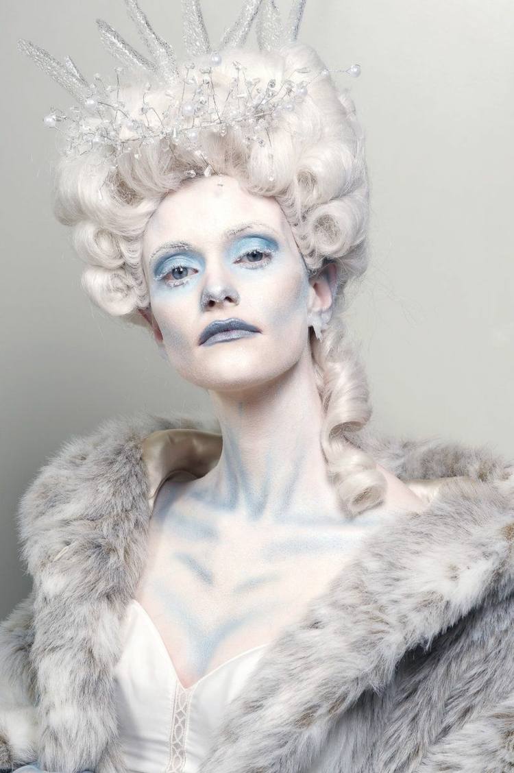 Rainha do gelo com peruca barroca, coroa, casaco de pele e maquiagem em branco e azul