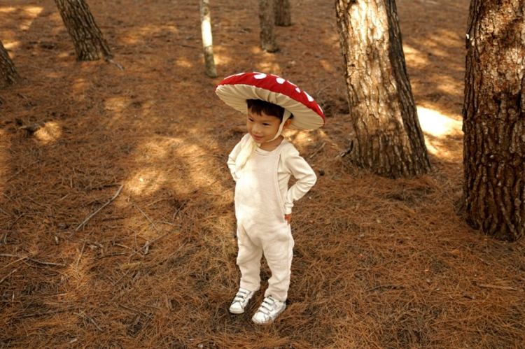 Ideia do cogumelo para o carnaval com boné caseiro e roupa branca