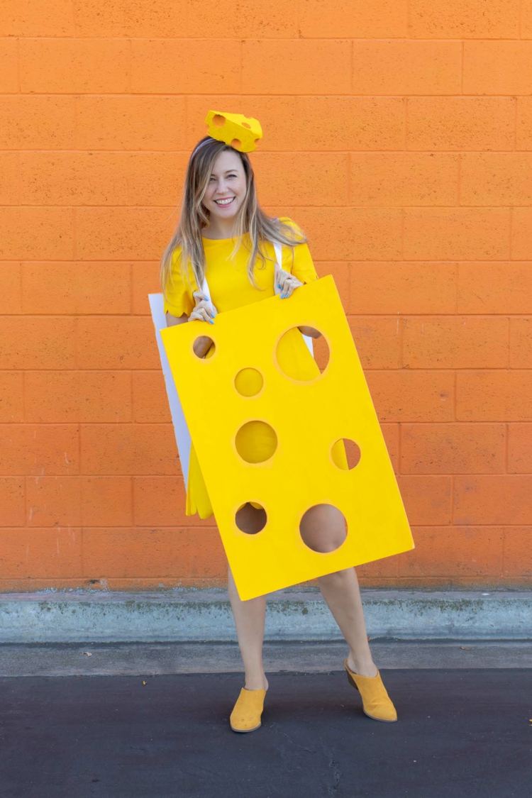 Conserte queijo suíço com buracos e leve para o carnaval