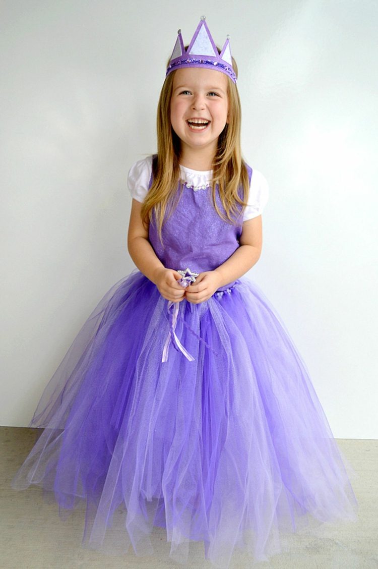 Princesa com saia de tule roxa e coroa de papel - ideias e instruções a imitar