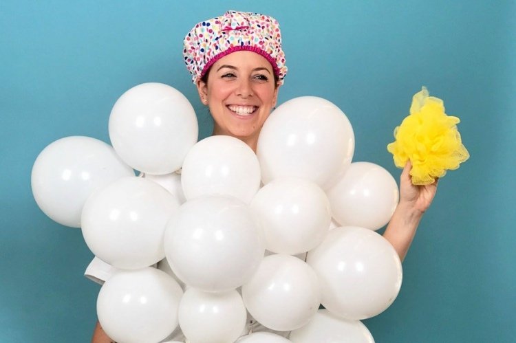 Faça fantasias de carnaval com balões - ideia para um banho de espuma com balões brancos, touca de banho e esponja