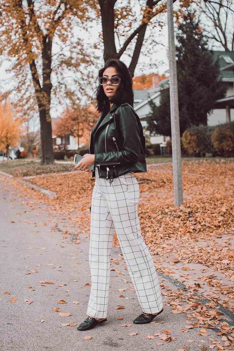 Jaqueta de couro combina roupa de outono com calças xadrez