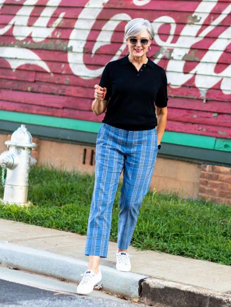 Tênis branco xadrez com roupa de calça combinando as tendências da moda do outono