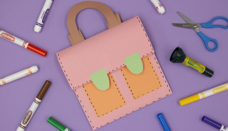 Faça um cartão comemorativo como uma mochila de papelão para o primeiro dia de aula