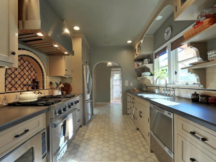 cozinha-estilo-country-moderno-estreito-espaço-design-aço-cinza-branco-gavetas