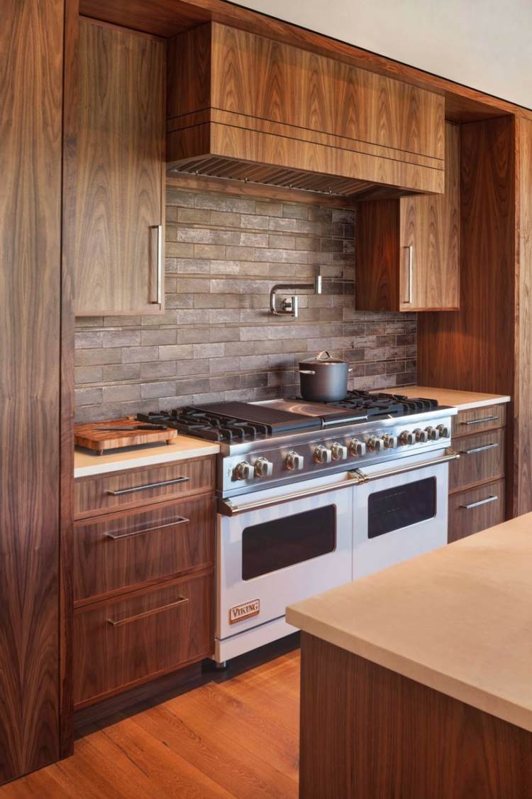 cozinha-no-campo-estilo-moderno-rústico-ideia-madeira-pedra-telha-espelho-forno-fogão a gás