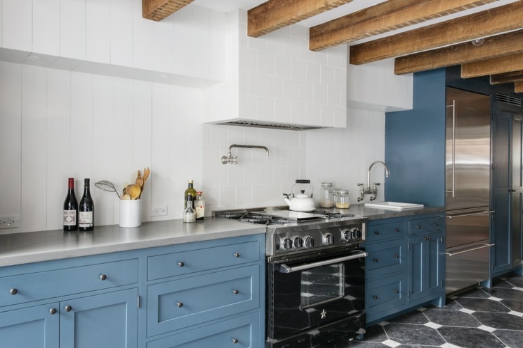 cozinha-estilo rural-moderno-azul-cinza-armários-parede-branca-design-vigas