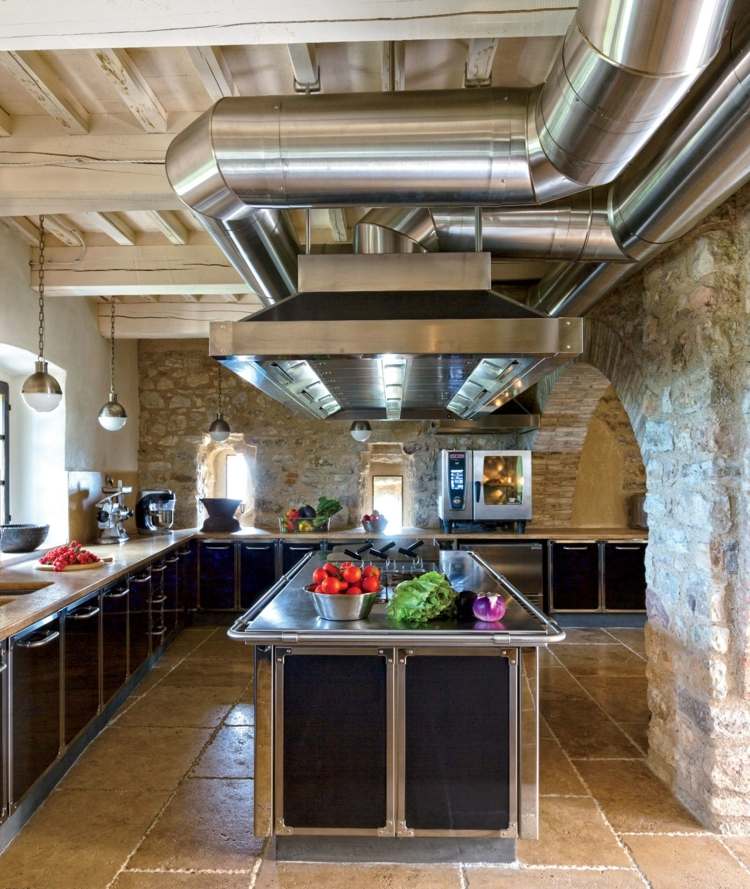 cozinha-country-style-modern-classic-gabinete-design-black-high-gloss-stone-walls