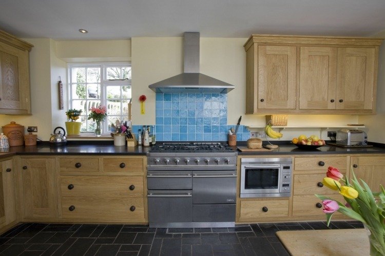 cozinha campestre moderna-claro-lenha-aço-forno-ladrilhos-azul claro