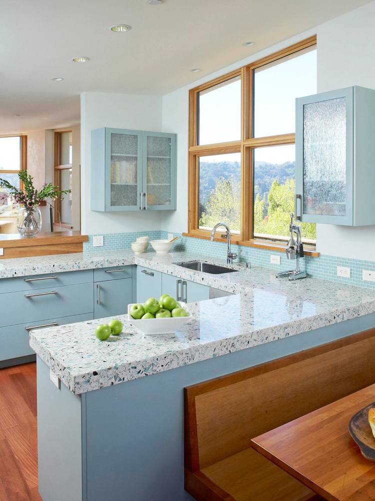 cozinha pastel hel pastel azul janela de madeira grés rabeitsplatte