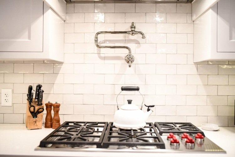 cozinha campestre branca azulejos brancos limpos juntas parede traseira da cozinha