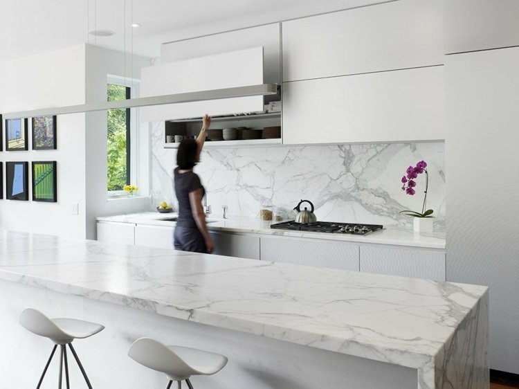 cozinha em branco moderno grande e brilhante bancada de pedra natural cozinha parede traseira
