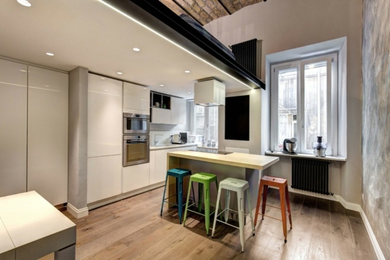 projeto da cozinha em branco alto brilho piso de madeira ótica moderna