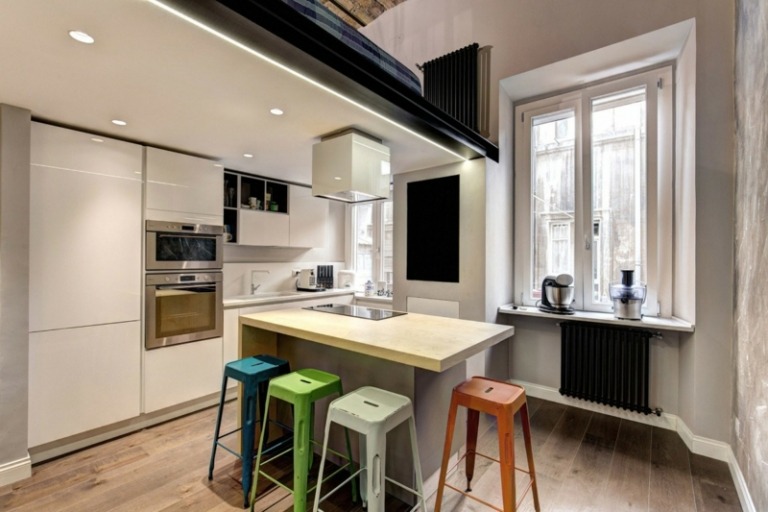 projeto da cozinha em branco alto brilho estilo minimalista aquecimento preto