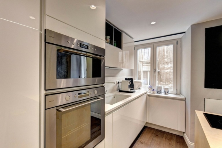 projeto da cozinha em branco alto brilho forno eletrodomésticos janela perfil de madeira