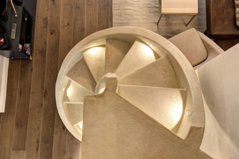projeto da cozinha escada branca de alto brilho iluminando mesa de centro azulejos aparência de madeira