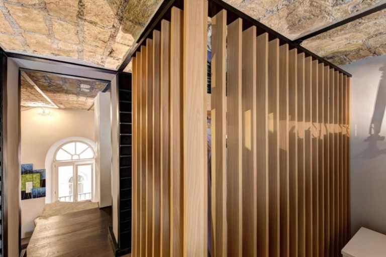 projeto da cozinha branco com tiras de madeira de alto brilho closet amplo espaço aberto