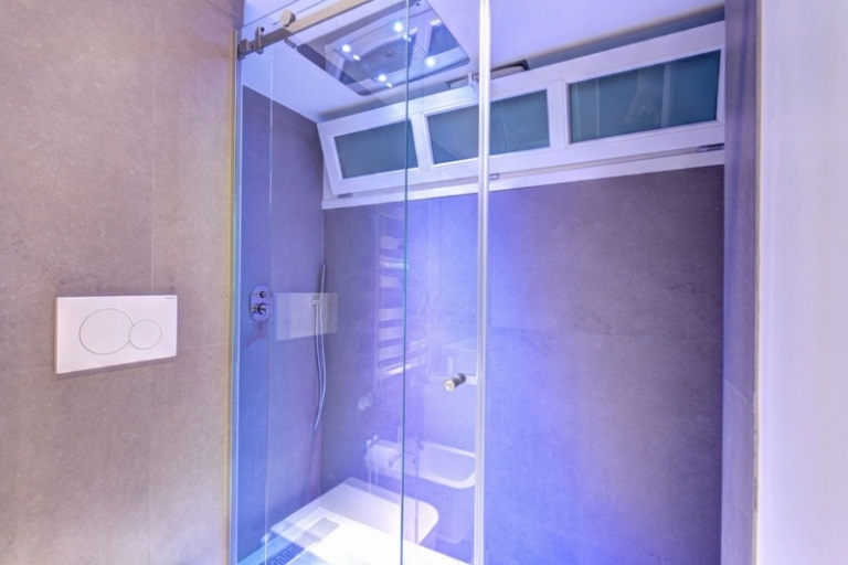 projeto da cozinha branco alto brilho porta deslizante de vidro da sala úmida