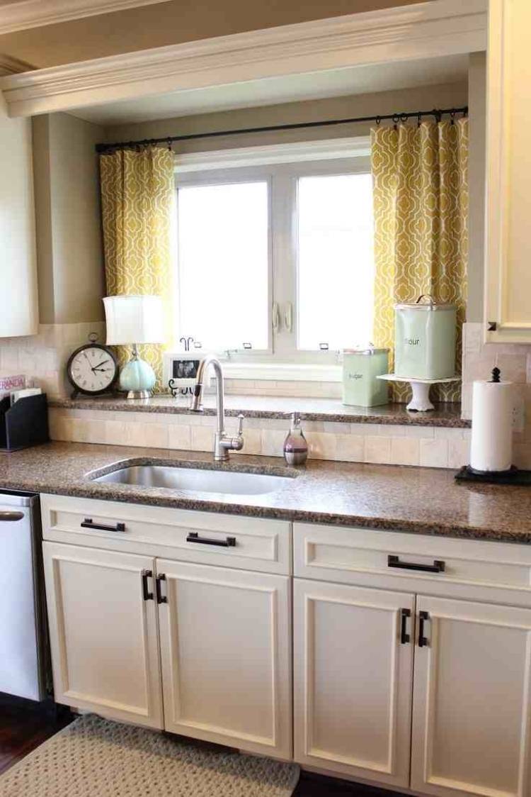 Cozinha-cortinas-moderno-verde-amarelo-figuras-ornamentos-cozinha-branco-pia-janelas