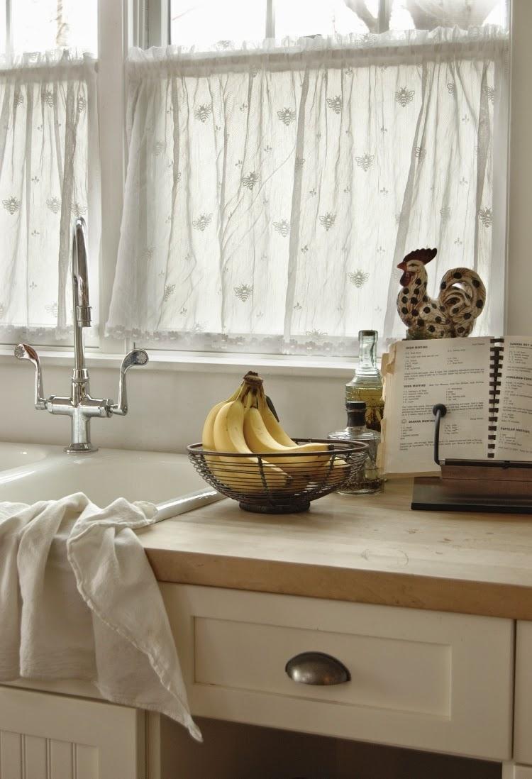 cozinha-cortinas-moderno-pequeno-bonito-branco-pia-bancada de madeira