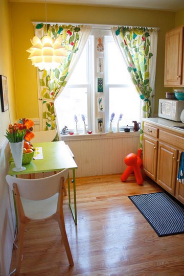 cozinha com cortina colorida