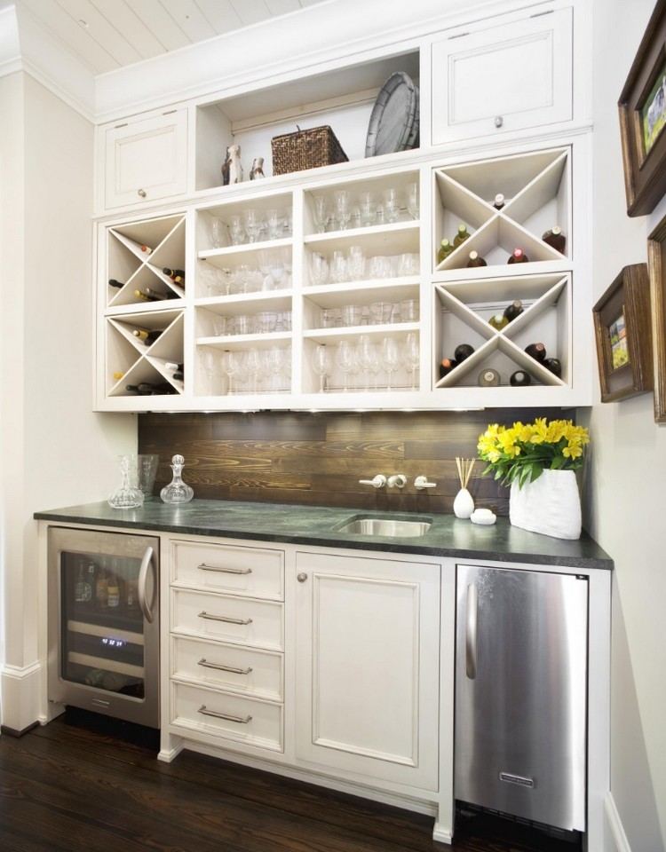 cozinha-parede de fundo-piso de madeira-fósforo-porta-vinhos-branco-cozinha-armário