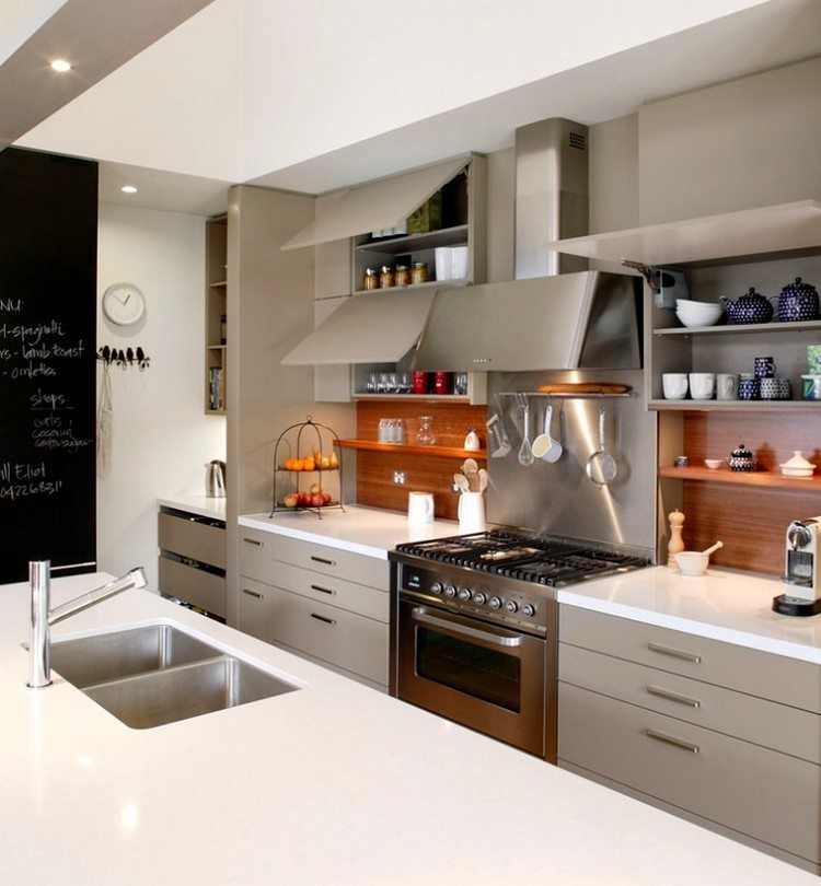 Parede dos fundos da cozinha-madeira-branco-bancada-cooktop-extrator-capô-aço inoxidável