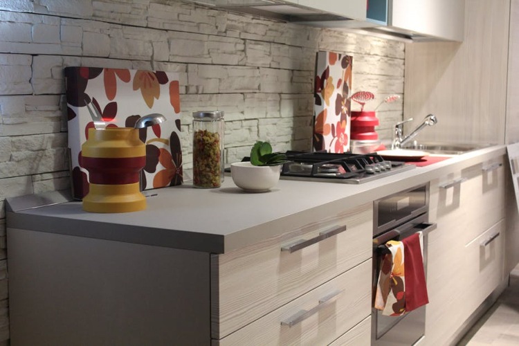 Tendências de cozinhas 2019 com decoração minimalista de balcão de madeira