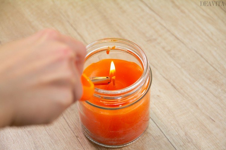 Velas DIY acendam-se em um isqueiro de vidro