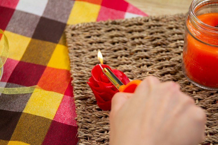Faça suas próprias velas na luz rosa das velas de vidro