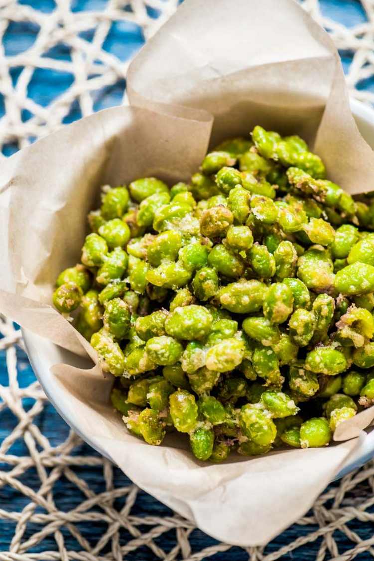 lanches cetogênicos com baixo teor de carboidratos para tirar edamame parmesão