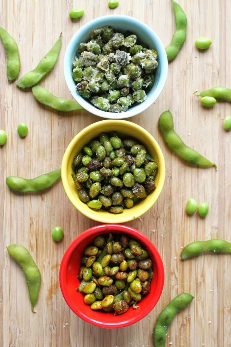 lanches cetogênicos com baixo teor de carboidratos e edamame parmesão