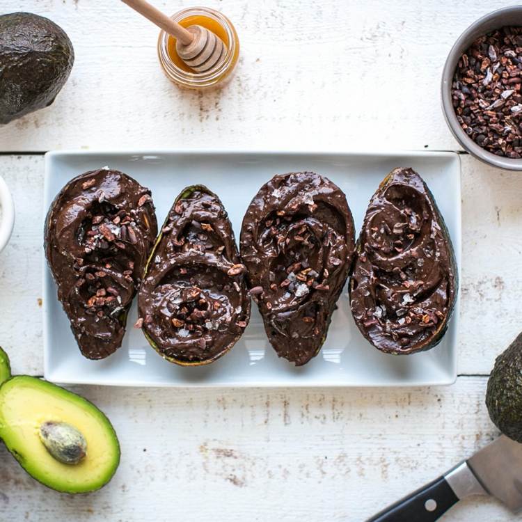 pudim de chocolate e abacate com lanches com baixo teor de carboidratos ceto