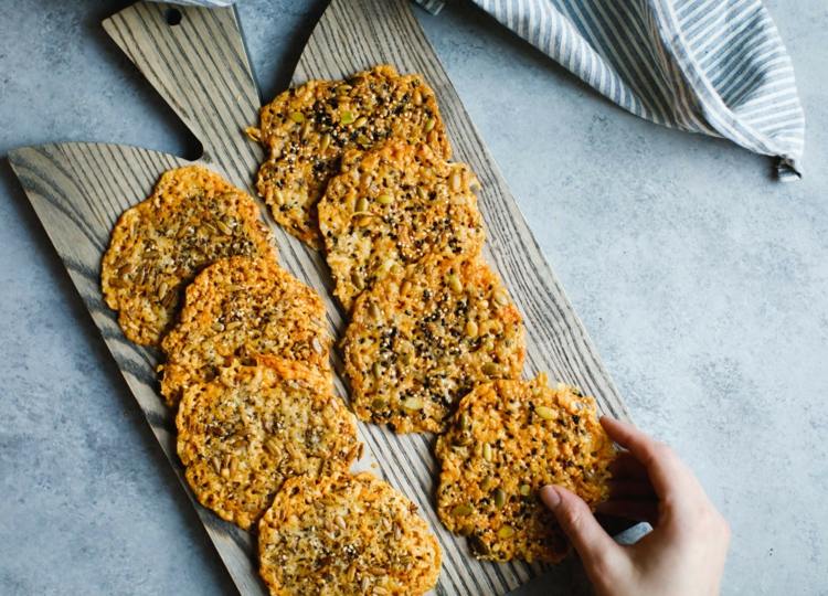 lanches cetogênicos receitas ideias queijo chips sementes baixo teor de carboidratos nibble