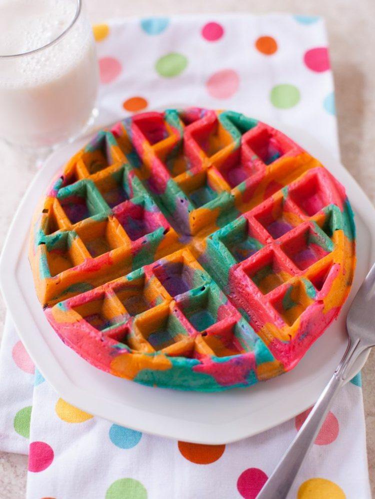 Pernoite-festa-ideias-café-da-manhã-waffles-colorido-design-inspiração